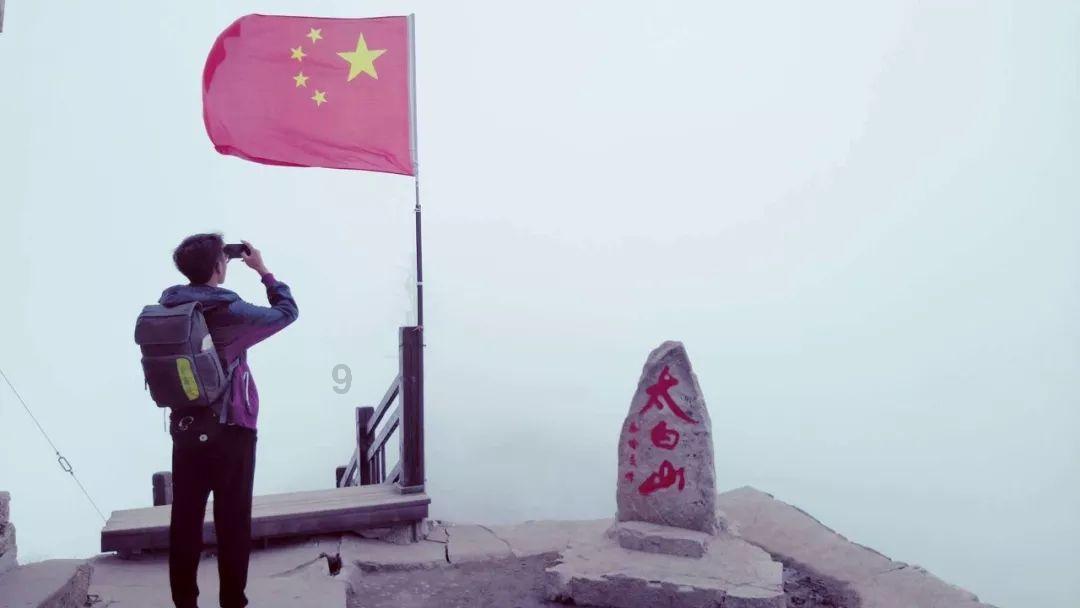 卢昱晓释出片场照，穿着军大衣，扎两个麻花辫，碎金阳光洒在脸上